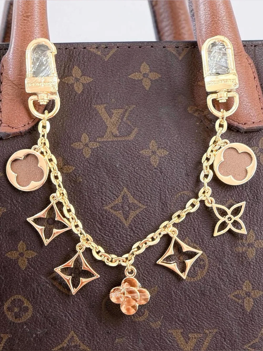 NEW ✨12 inch LV (Fashion)
Gold-Tone Monogram Charm Bag Chain - Picture 2 of 6
